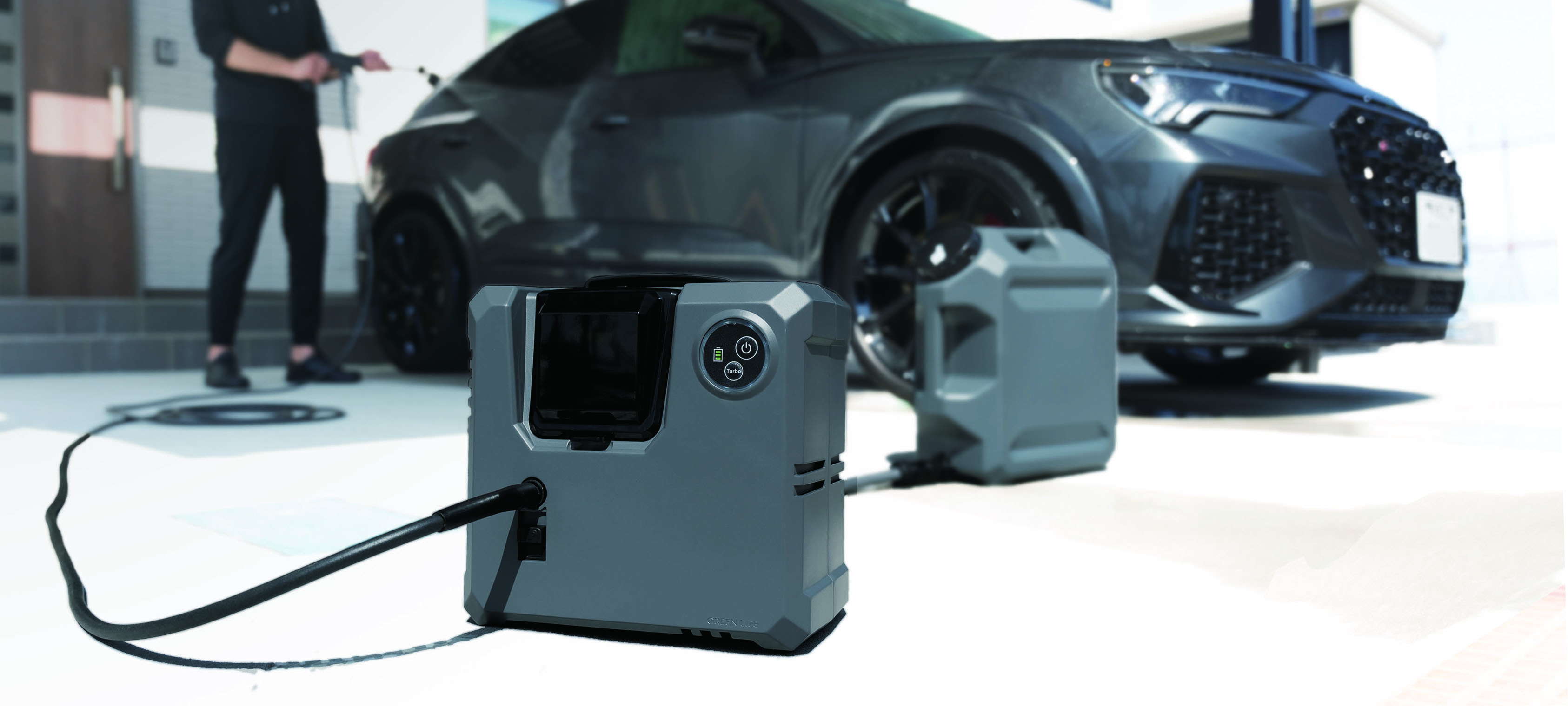 G-TANKの水を使って洗車する洗車ポータブル洗浄機